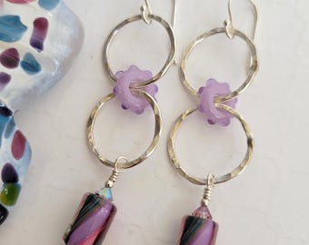 Lavender Loops oorbellen van sterling zilver, ovenglas en lampwerk
