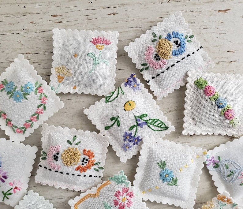 5 LAVENDER SACHET Set Textiles vintage brodés Livraison GRATUITE image 4