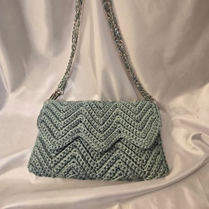 Cartera de crochet con chevron en color verde salvia