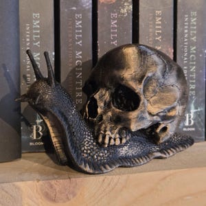 Skull Snail Figurine – Gothic Bookshelf Decor – Dark Fantasy Skull Sculpture – Creepy Home Decor – Gothic Gift