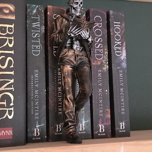 Skelett-Leser-Buchhalter | Gotische Bücherregal-Deko | Totenkopf-Figur | Geschenk für Bücherliebhaber | Dark-Academia-Ästhetik