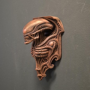 Escultura de pared biomecánica alienígena – Decoración xenomorfa inspirada en Giger – Arte mural de terror de ciencia ficción – Adorno alienígena gótico pintado a mano