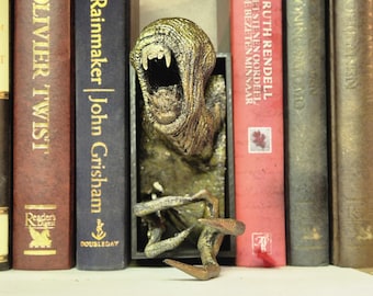 Book nook alien - bookshelf fantasy sci-fi decor