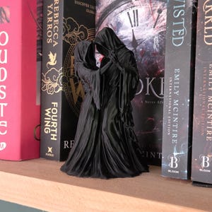 Gothic Death Dance Figurine – Hooded Lovers Statue – Dark Romance Bookshelf Decor – Grim Reaper Couple – Gothic Wedding Gift