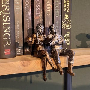 Op de afbeelding: Een set van drie keramische mokken met een gespikkelde, matte afwerking. De mokken zijn in crème, lichtgrijs en donkergrijs. Elke mok heeft een eenvoudig, minimalistisch ontwerp en een afgeronde handgreep.