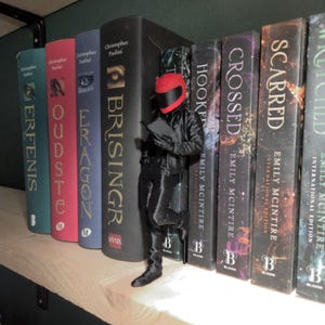 Misteriosa statuetta di un motociclista mascherato che legge – miniatura dark fantasy – decorazione per libreria per amanti dei libri – arredamento gotico per la casa