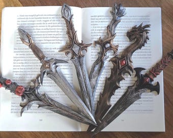 Fantasy Decorative Dagger Set – Dark Romantasy Bookshelf Decor, Gothic Shelf Prop, Bookish Fantasy Relic, Decorative Dagger for Readers