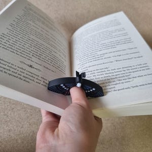 Handgefertigter Seitenhalter in Mottenform | Daumen-Buchhalter | Perfektes Geschenk für Bücherliebhaber | Lesehilfe für bequemes Lesen | Geschenk für Bücherwürmer Bild 2