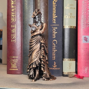 Viktorianische Dame liest ein Buch – Bücherfigur für Bibliothek und Bücherregal