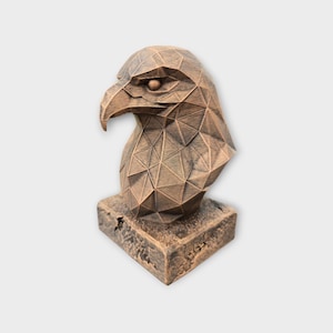Byst av en örn Low Poly-staty - heminredning djurälskare som present till honom hennes handmålade prydnad