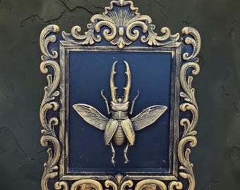 バロック様式の額縁に入ったクワガタムシの壁飾り | 昆虫をモチーフにしたゴシック調の壁飾り