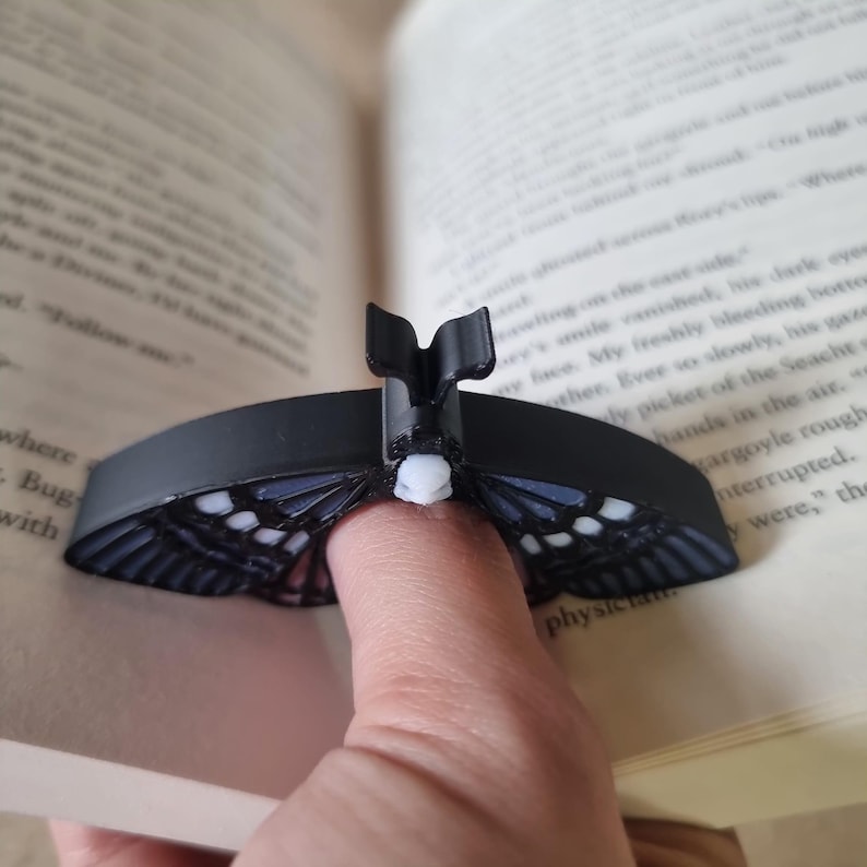 Handgefertigter Seitenhalter in Mottenform | Daumen-Buchhalter | Perfektes Geschenk für Bücherliebhaber | Lesehilfe für bequemes Lesen | Geschenk für Bücherwürmer Bild 3