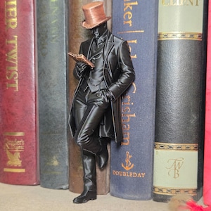 Viktorianischer Gentleman liest ein Buch – Bücherfigur für Bibliothek und Bücherregal