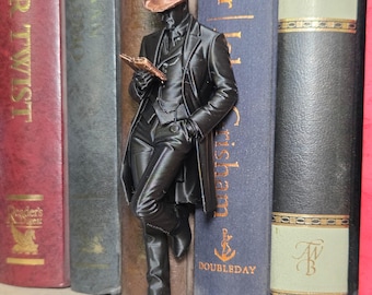 Victorian Gentleman Reading a Book – Bookish Statue for Library & Bookshelf Decor