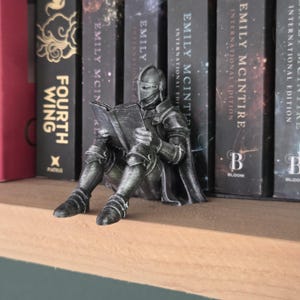 Coin lecture chevalier médiéval – Figurine de chevalier en armure passionné de lecture – Décoration de bibliothèque fantastique – Cadeau unique pour les lecteurs