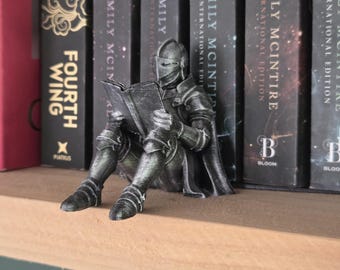 Medieval Knight Book Nook – Armored Book Lover Figurine – Fantasy Bookshelf Decor – Unique Gift for Readers