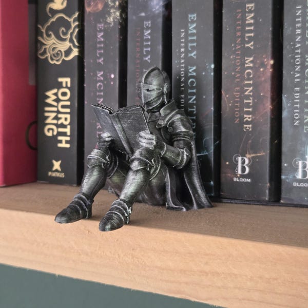 Medeltida riddare Bokhörna – Pansrad Bokälskare Figur – Fantasy Bokhylledekor – Unik Gåva till Läsare