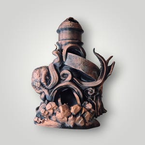 Puede incluir: Una escultura impresa en 3D de color cobre, que representa un pulpo envuelto alrededor de una torre. La escultura tiene una superficie detallada y texturizada y es una obra de arte única.