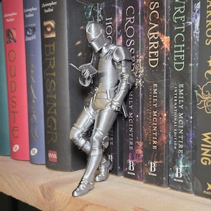 Cantinho de Leitura Cavaleiro Medieval – Estatueta de Amante de Livros com Armadura – Decoração Fantástica para Estante – Presente Exclusivo para Leitores