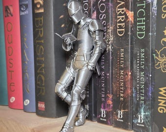Medieval Knight Book Nook – Armored Book Lover Figurine – Fantasy Bookshelf Decor – Unique Gift for Readers