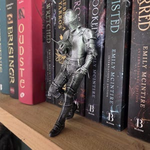 Medieval Knight Book Nook – Armored Book Lover Figurine – Fantasy Bookshelf Decor – Unique Gift for Readers
