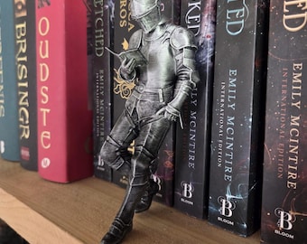 Medieval Knight Book Nook – Armored Book Lover Figurine – Fantasy Bookshelf Decor – Unique Gift for Readers