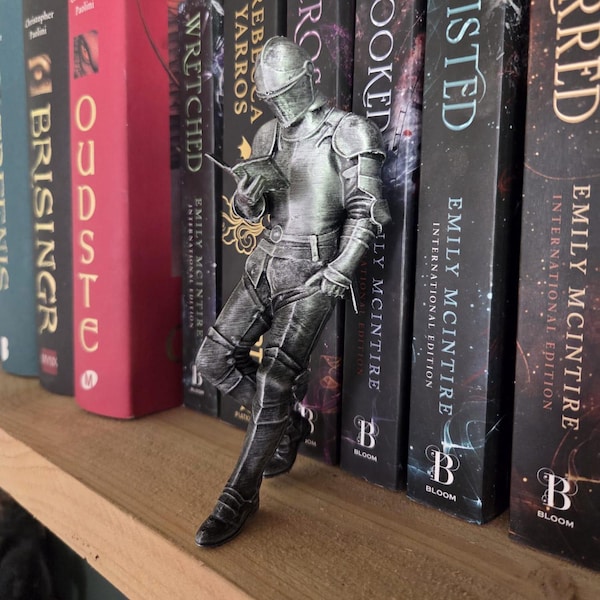 Medieval Knight Book Nook – Armored Book Lover Figurine – Fantasy Bookshelf Decor – Unique Gift for Readers