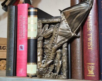 Dragon Wall Climbing Book Nook - 3D Printed Fantasy Decor
