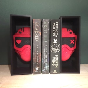 Love & Chaos Bokhörna – Delad Mask Hyllinsats – Anti Hero Decor