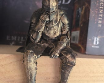 十字軍騎士戦士の斧を冷間鋳造ブロンズと樹脂で作った彫像フィギュア