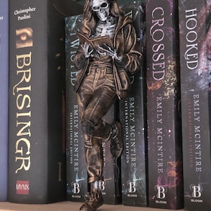 Skeleton Book Lover Figurine | Gothic Bookshelf Decor | Reader Statue | Dark Academia Decor | Spooky Bookshelf Accessory