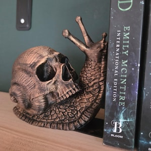 Suportes de livros em forma de caracol-caveira – Decoração gótica para estante – Escultura de caveira de fantasia sombria – Decoração assustadora para casa – Presente gótico