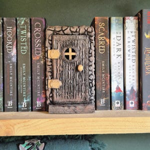 Geheimtür-Bücherecke – Versteckter Bücherregaleinsatz | Fantasy-Tür mit Drachenüberraschung | Dark Academia & Gothic-Dekor