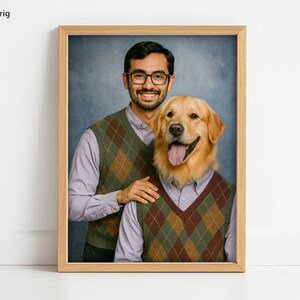 Puede incluir: Un retrato enmarcado presenta a un hombre y un Golden Retriever, ambos con chalecos de rombos sobre camisas abotonadas. El hombre lleva gafas y sonríe. El perro tiene la lengua fuera. El fondo es azul apagado.