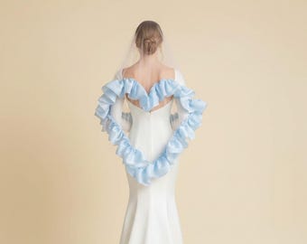 Prachtige oceaanblauwe hartvormige sluier. Elegante hartvormige sluier met franjes. Minimalistische sluier gemaakt van tule en chiffon. Aangepaste sluier.