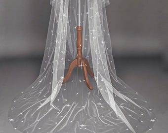 Bruidssluiers met sterren- en hemelthema: kristallen sluiers. Parel sluiers. Sprankelende sluiers. Melkwegsluiers. Aangepaste sluiers.