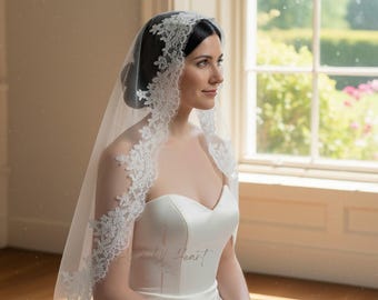 Mantilla-sluier met kant: geschulpte mantilla-sluier. Vingertopsluier. Op maat gemaakte sluier. Sluier met kanten rand. Vintage sluier.