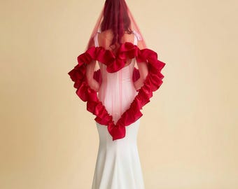 Unieke rode hartvormige sluier. Elegante hartvormige sluier met franjes. Minimalistische sluier gemaakt van tule en chiffon. Handgemaakte, op maat gemaakte sluier.