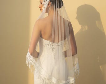 Boho-bruidssluier met kant met franjes. Romantische bruids mantilla sluier. Handgemaakte bruidssluier. Op maat gemaakte sluier.