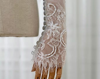 Bruidsmouwen met bloemenkant: afneembare mouwen van tule met kralen