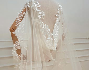 Bruidscaap met bladkant: ivoorkleurige tule trouwcape. Romantische bruidskaap. Boho bruidskaap. Op maat gemaakte bruidskaap. Sluier van kant.