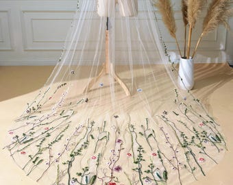 Met wilde bloemen geborduurde kathedraalsluier: regenboogbruiloft, aangepaste bruids