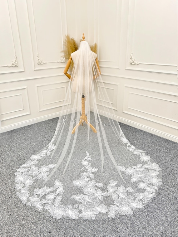 Buy Luxurious Bridal Veil With Floral Lace and Sparkling  display picture 2