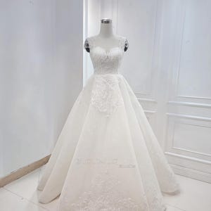 Nuevo vestido de novia Aline disponible en talla 6US. Vestido de novia decorado con lujoso encaje hecho a mano. Vestido de novia clásico y romántico.