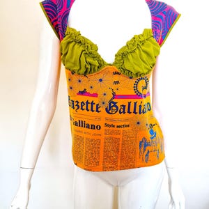 John Galliano Silk Gazette Newspaper News Face vintage Orange vert petit moyen des années 90 T-shirt haut