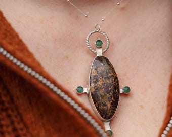 Collar llamativo de basalto y aventurina