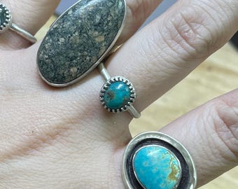 Anillo sencillo de plata de ley con turquesa de Sonora talla 6.5