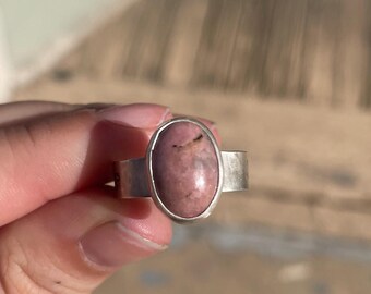 Anillo de rodonita rosa en plata de ley con estampado de hojas, talla 9