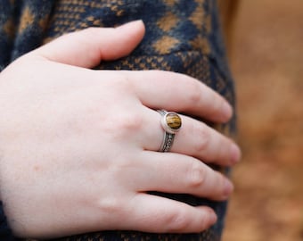 Anillo sencillo de ojo de tigre en plata de ley, talla 10
