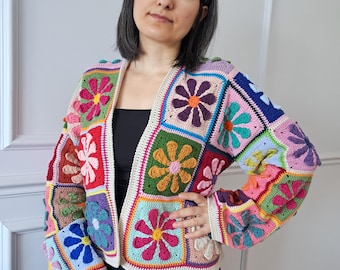 Cardigan corto fatto a mano all'uncinetto con motivi floreali: cappotto quadrato da nonna boho